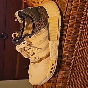 Authentic adidas running sneakers 7